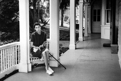 La escritora Carson McCullers, fotografiada en su casa.