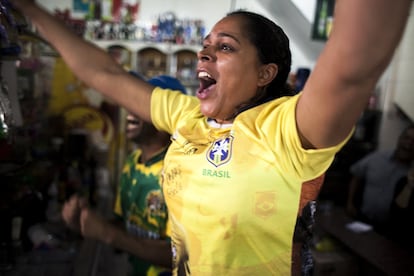 Giselle, dona do bar que é ponto de encontro no Jardim Peri, comemora segundo gol da seleção brasileira contra a Costa Rica