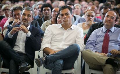 Jaume Collboni (I) junto a Pedro Sanchez (C) y Miquel Iceta (D).