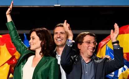 Pablo Casado celebra los resultados obtenidos por el PP en Madrid junto con Isabel Díaz Ayuso y José Luis Martínez Almeida.