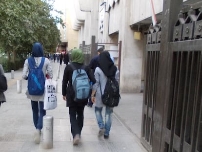 Un grupo de j&oacute;venes mujeres pasea por Teher&aacute;n.