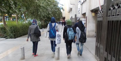 Un grupo de jóvenes mujeres pasea por Teherán.