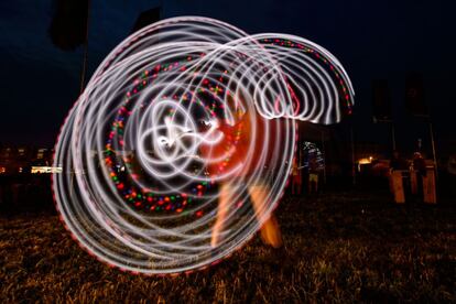 Una chica baila con luces de neón durante la noche en Glastonbury, 25 de junio de 2014.