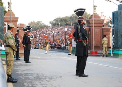 Soldados indios y paquistaníes, momentos antes de izar sus banderas en la frontera en Wagah.