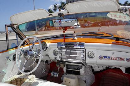 Salpicadero del Buick 1950 de William Hernández Super Dynaflow, en La Habana.