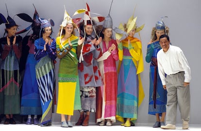 Issey Miyake saluda tras su desfile de la temporada otoño-invierno en París, en 1997.