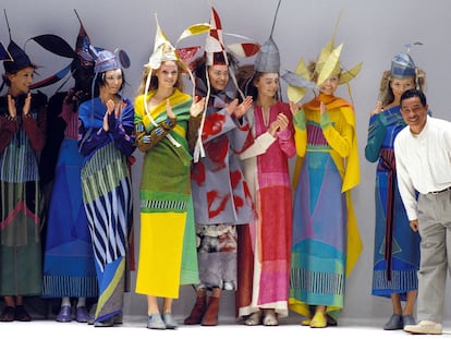 Issey Miyake saluda tras su desfile de la temporada otoño-invierno en París, en 1997.