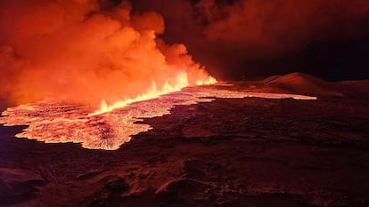 Fuentes de lava, en un momento de la erupción volcánica, en el noreste de Grindavik (Islandia).