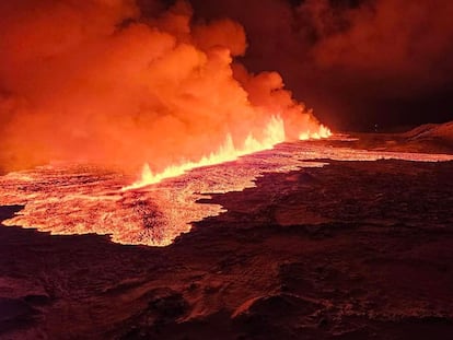 La erupción de un volcán en Islandia, en imágenes