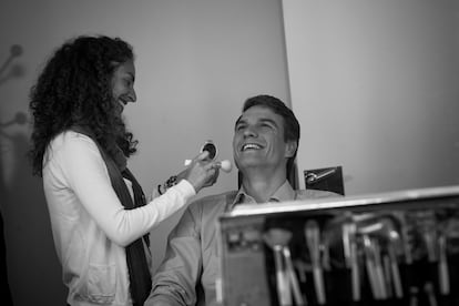 Una maquilladora prepara a Pedro Sánchez antes de una entrevista en TV3 en 2014.