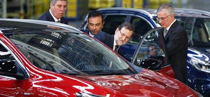 El presidente del Gobierno, Mariano Rajoy (2d), junto al presidente de Renault-Nissan Alliance, Carlos Ghosn (2i).