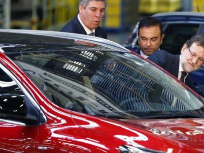 El presidente del Gobierno, Mariano Rajoy (2d), junto al presidente de Renault-Nissan Alliance, Carlos Ghosn (2i).