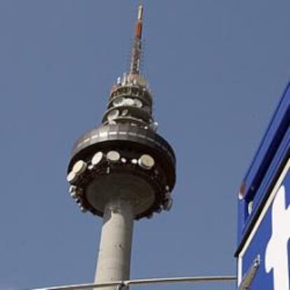 Vista de Torrespaña (el conocido Pirulí), en Madrid, con un camión de TVE en primer plano.