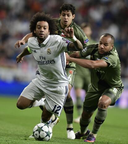 Marcelo y Vadis Odjidja Ofoe disputan el balón.