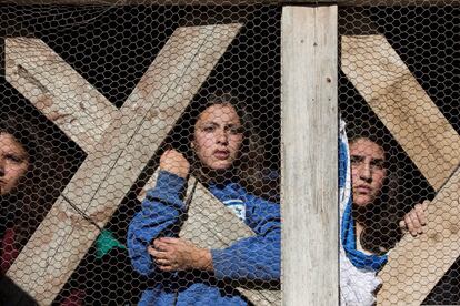 Colonos judíos permanecen atrincherados en una estructura durante el desalojo de un asentamiento judío ilegal en Elazar (Cisjordania).