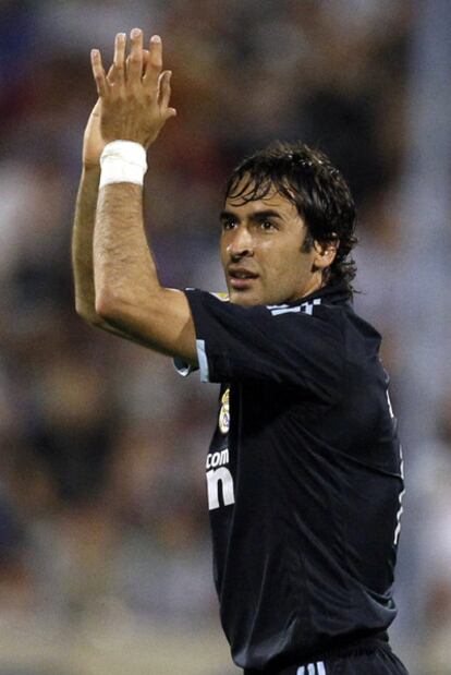 Raúl responde a los aplausos del público en Zaragoza.