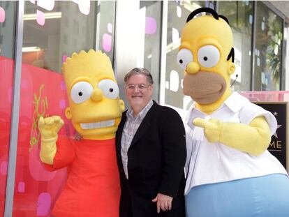 Matt Groening, con Bart (izquierda) y Homer Simpson, sus criaturas.