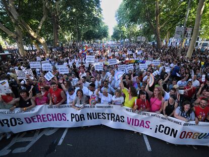 Miles de personas participan en la marcha del Orgullo en Madrid.