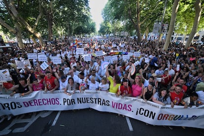 Miles de personas participan en la marcha del Orgullo en Madrid.