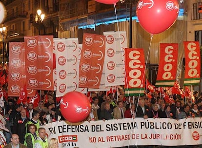 Representantes de CC OO y UGT se manifestaban ayer, en Sevilla, a la altura de la catedral.