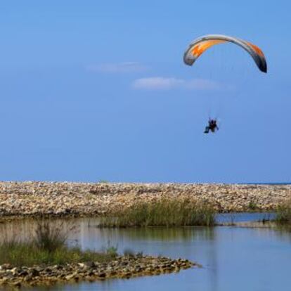 Parapente en la desembocadura del río Mijares, en Almassora (Castellón).