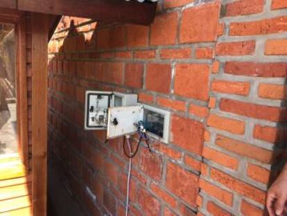 Los tableros de luz también fueron violentados.
