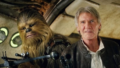 Millones de fans han pasado d&eacute;cadas esperando este momento, el de la vuelta a la pantalla de Han Solo, Luke Skywalker, la princesa Leia, Chewbacca&hellip; Ahora se suman a los personajes cl&aacute;sicos una nueva generaci&oacute;n de un drama gal&aacute;ctico, que en el fondo no deja de ser la historia de una familia y un &#039;western&#039; crepuscular. Abrams y el guionista Lawrence Kasdan han decidido no arriesgar, repetir el esquema cl&aacute;sico y dar a los aficionados lo que desean: di&aacute;logos chispeantes, espadas l&aacute;ser y la lucha entre el bien y el mal.
 