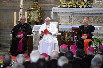 Pope Francis delivers a speech accompanied by head of the Hungarian Catholic Bishops' Conference and Diocesan Bishop of Gyor