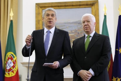 Sócrates (izquierda) y el ministro de Finanzas, Teixeira dos Santos, en su comparecencia de ayer en Lisboa.
