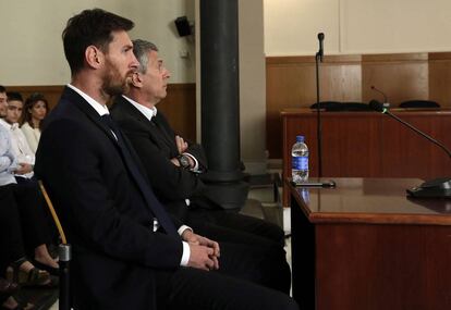 Messi i el seu pare, dijous al banc dels acusats.