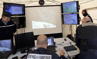 Miembros de la Gendarmera francesa trabajan recopilando informacin en el interior de una tienda de campa?a en Seyne-les-Alpes, en el sur de Francia.