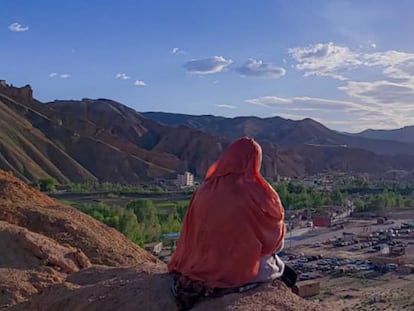 Zeba (nombre falso), una música y cantante afgana que dejó de tocar con la llegada de los talibanes al poder hace tres años, en las colinas de Bamiyán, donde se alzaban los Budas Gigantes dinamitados por los talibanes, en una foto cedida.