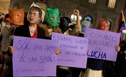 Un grupo de mujeres con la cabeza cubierta por bolsas participan en la concentración en la Plaza Sant Jaume de Barcelona.