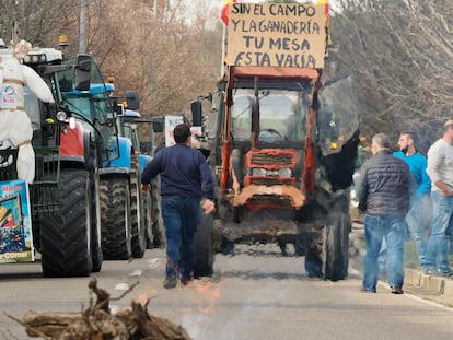 Agricultores manifestándose frente a consejería de Agricultura de Castilla y León, el lunes en Valladolid.