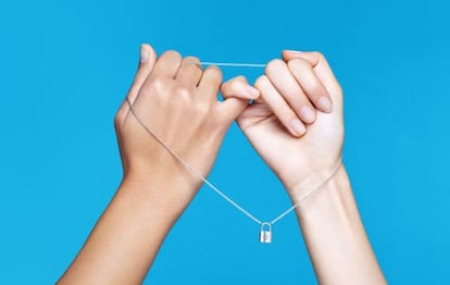 El colgante Silver Lockit de Louis Vuitton para Unicef.