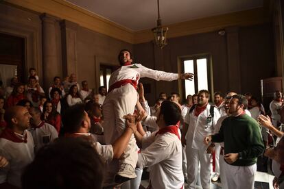 Miembros de la comparsa de Gigantes y Cabezudos festejan el último día de los sanfermines, el 14 de julio de 2016.