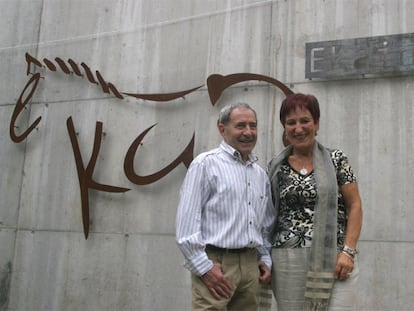 Rafael Rezabal, uno de los descubridores de Ekain, junto a la viuda de Andoni Albizuri, ayer en la entrada de la réplica de la cueva.