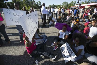 Manifestantes en Ferguson, Misuri. “La policía hostiga a los jóvenes en éste y otros suburbios de San Luis, pero nunca se hace nada al respecto”, asegura un residente de 40 años