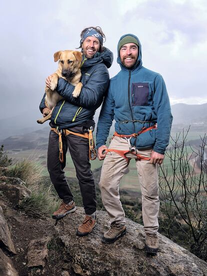 Nico Favresse, con su perro Beintje en brazos, y Sean Villanueva.