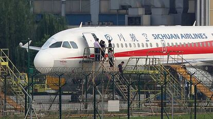 Técnicos revisan el avión de Sichuan Airlines que sufrió un accidente en la cabina. 