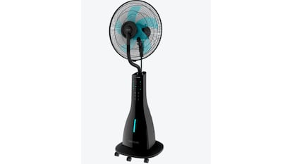 Ventilador con nebulizador sobre fondo blanco
