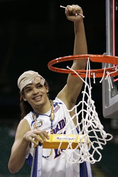 Joakim Noah corta la red de la canasta tras ganar a Ohio y convertirse, por segunda vez, en campeón de la Liga Universitaria con Florida.