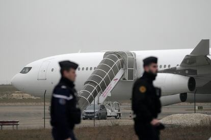 Policías afuera de un avión detenido por las autoridades francesas que llevaba migrantes de la India hacia Nicaragua, en diciembre de 2023..