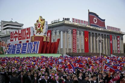 Miles de personas con banderas del país asistieron al desfile.