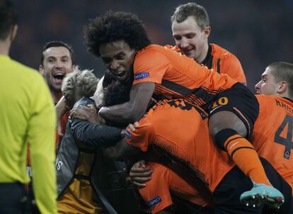 Los jugadores del Shakhtar Donetsk celebran uno de los goles al Chelsea.