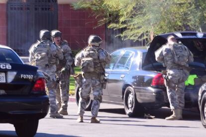 Policies especials arriben al lloc del tiroteig a San Bernardino.