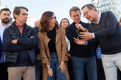 Feijóo announced that the protests will continue: "We will not shut up until there are elections." In Madrid, tens of thousands of people crowded the square waving Spanish flags, EU flags and banners with messages such as "Spanish democracy is at risk."


From left, José María Aznar, former prime minister of Spain; Madrid premier Isabel Díaz Ayuso; Alberto Núñez Feijóo, leader of the PP; and Alfonso Serrano, PP senator, this Sunday at the Pueta del Sol in Madrid. 