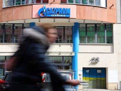Un ciclista pasa frente a la sede de Gazprom Germania en Berlín.