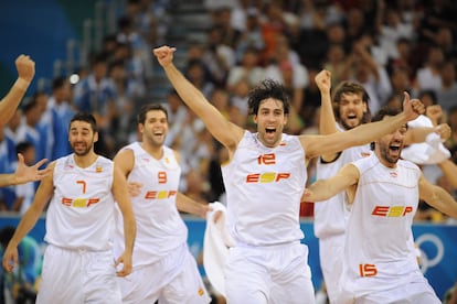 Berni Rodríguez (en primer plano y con los brazos en alto) y sus compañeros de la selección española celebran la victoria en las semifinales de los Juegos Olímpicos de Pekín 2008.