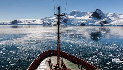 La proa del BIO Hespérides, durante una travesía por aguas antárticas.